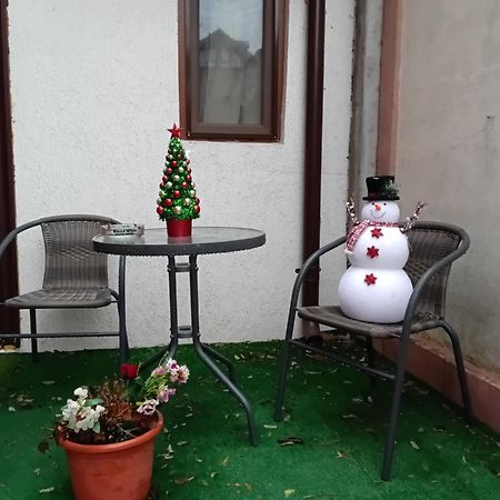 Aura'S West Accommodation Private Parking In Front Yard Bukares Bagian luar foto