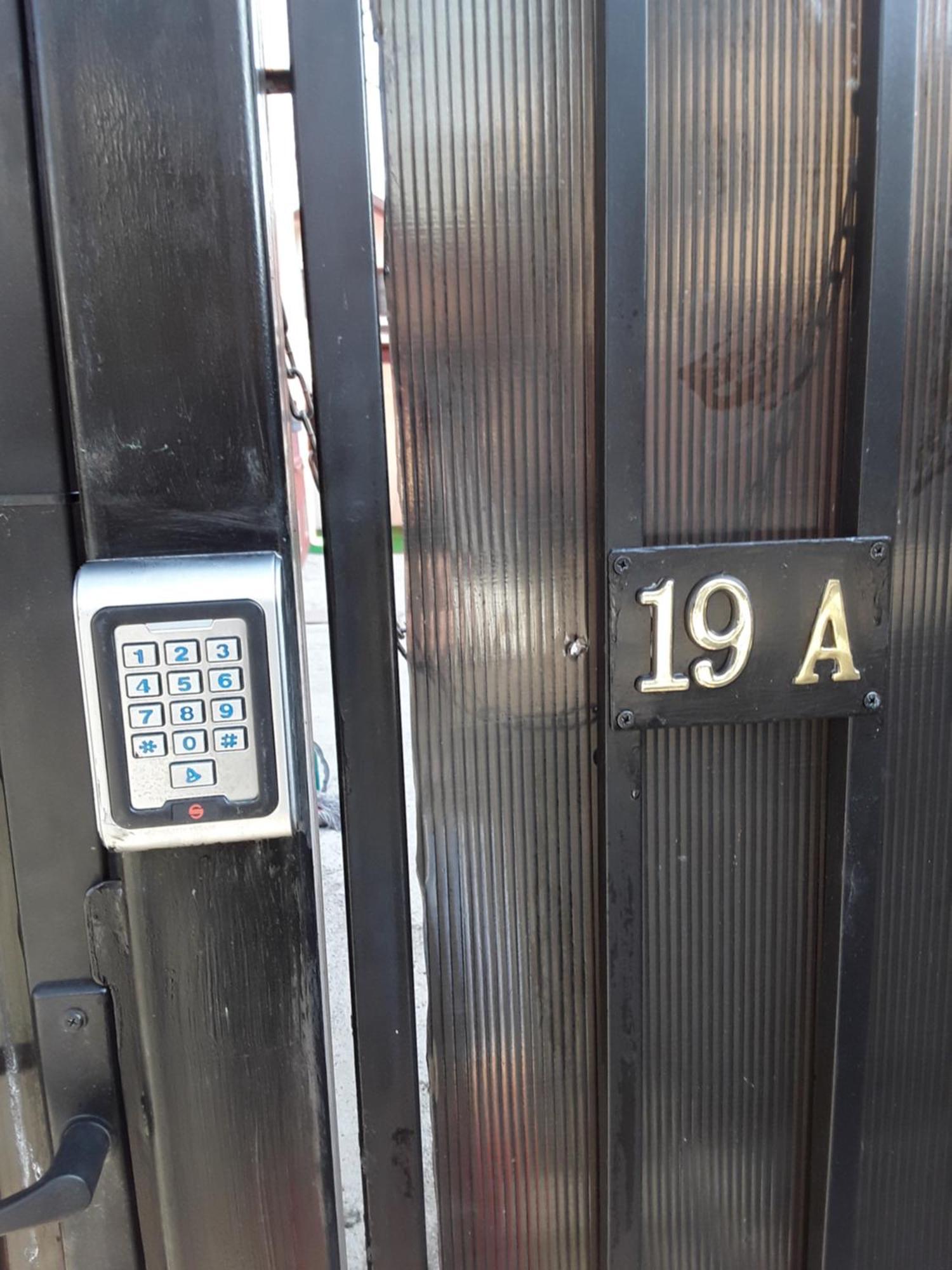 Aura'S West Accommodation Private Parking In Front Yard Bukares Bagian luar foto