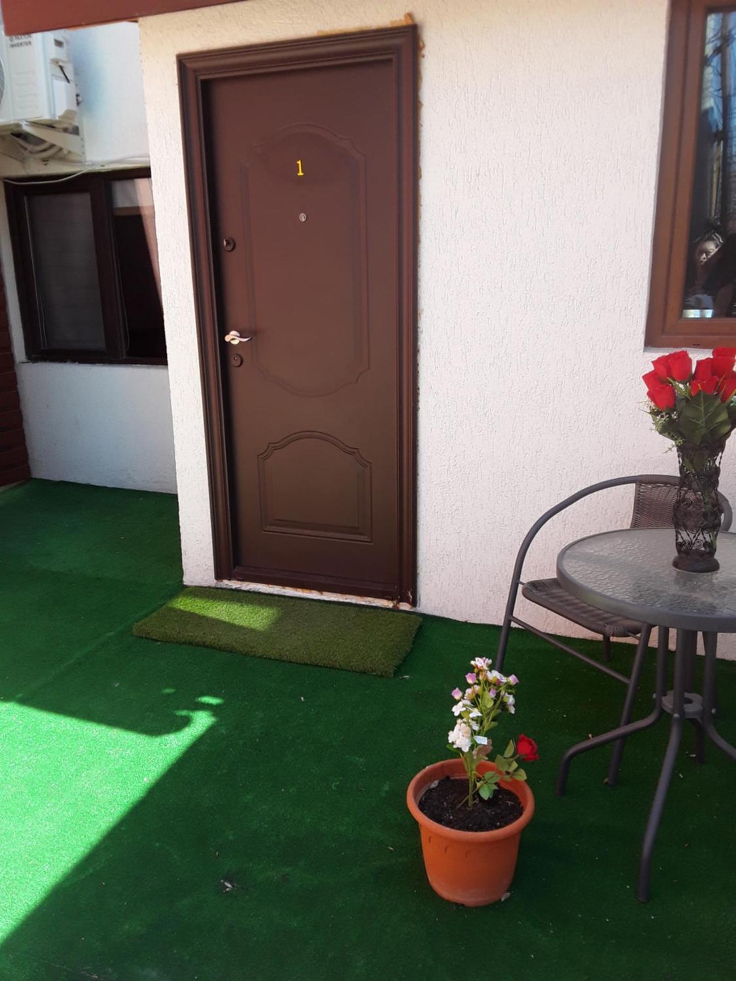 Aura'S West Accommodation Private Parking In Front Yard Bukares Bagian luar foto