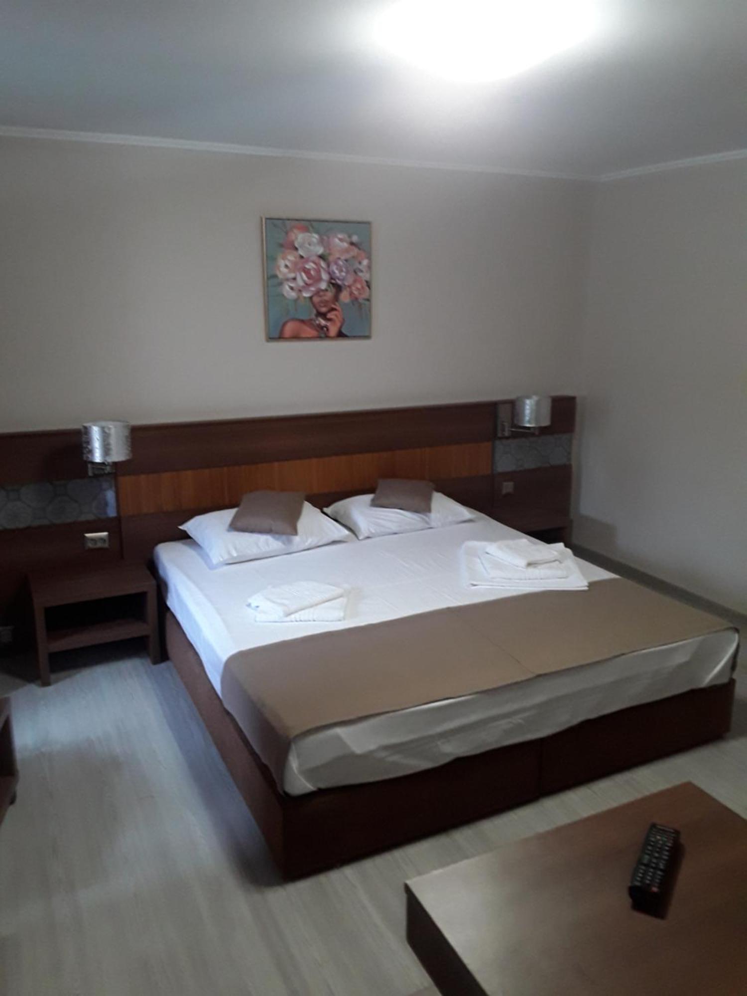 Aura'S West Accommodation Private Parking In Front Yard Bukares Bagian luar foto