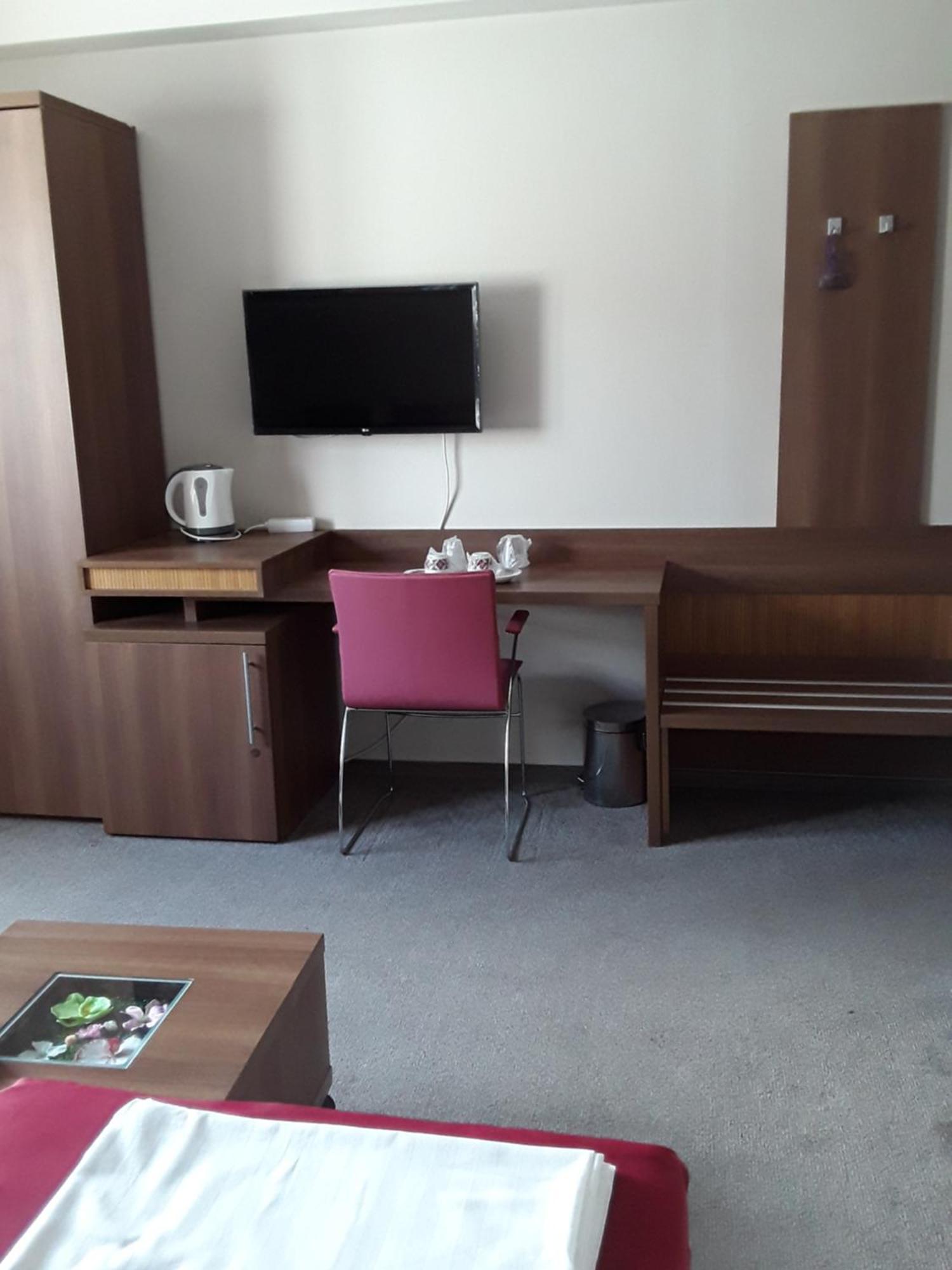 Aura'S West Accommodation Private Parking In Front Yard Bukares Bagian luar foto