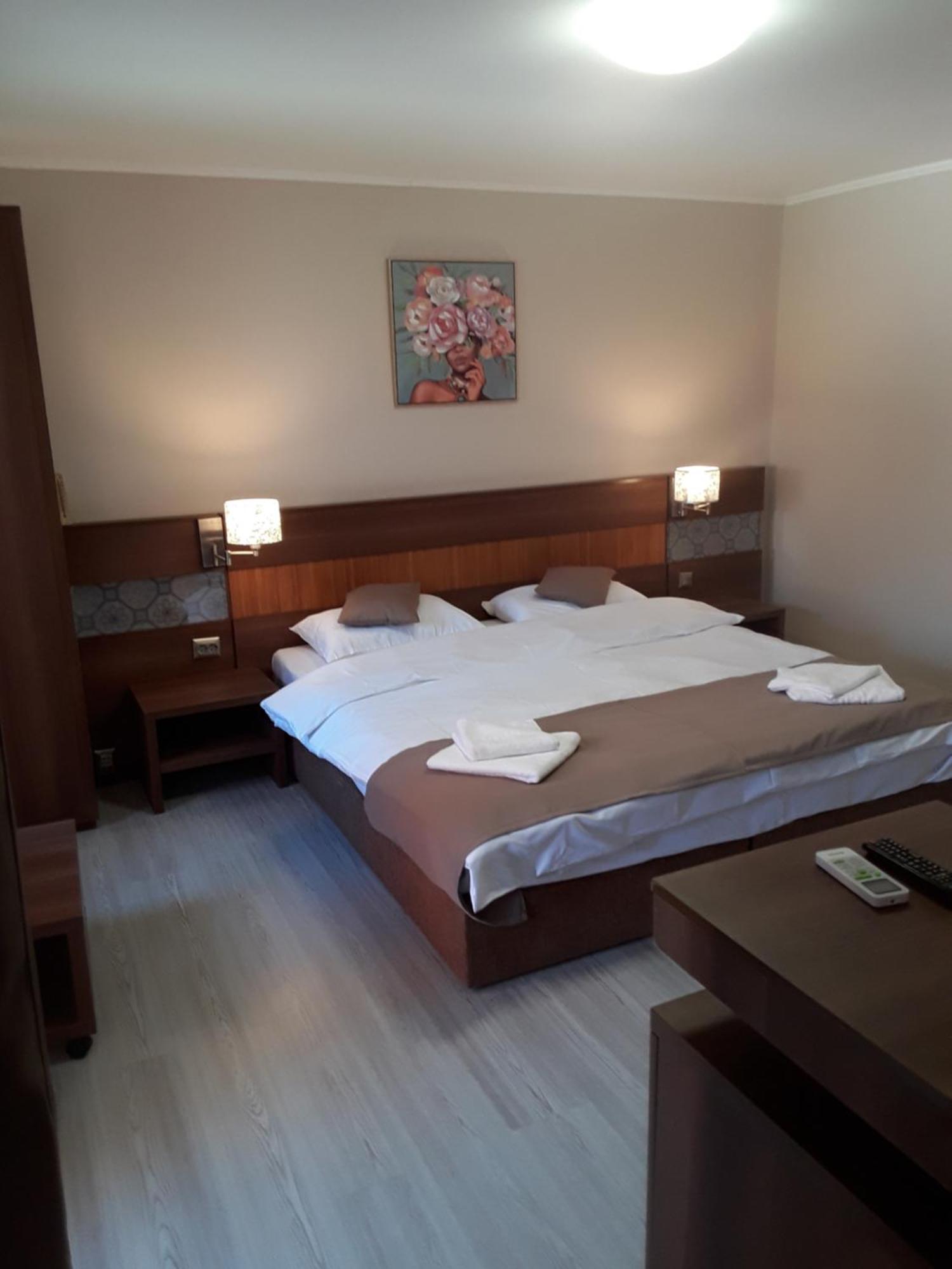 Aura'S West Accommodation Private Parking In Front Yard Bukares Bagian luar foto