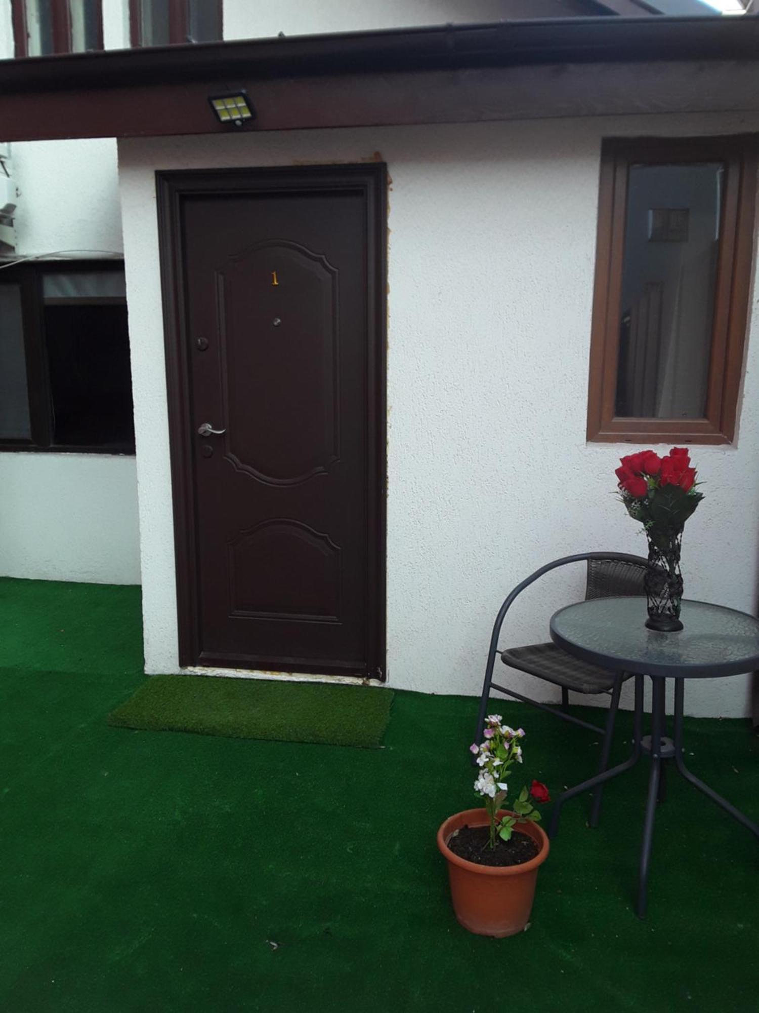 Aura'S West Accommodation Private Parking In Front Yard Bukares Bagian luar foto