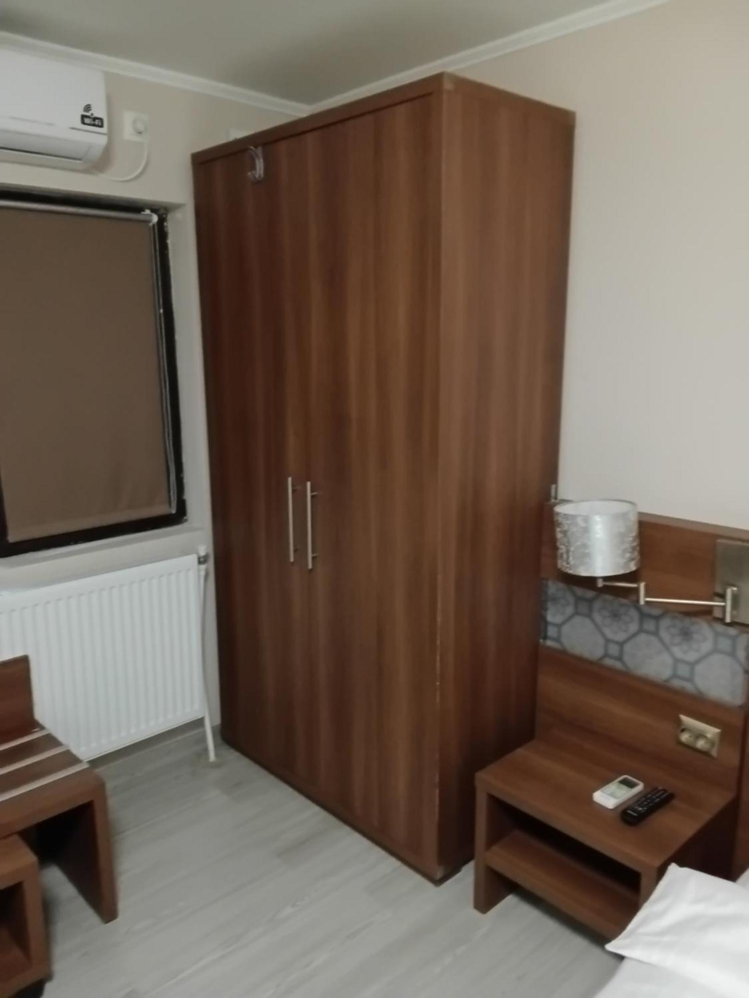 Aura'S West Accommodation Private Parking In Front Yard Bukares Bagian luar foto