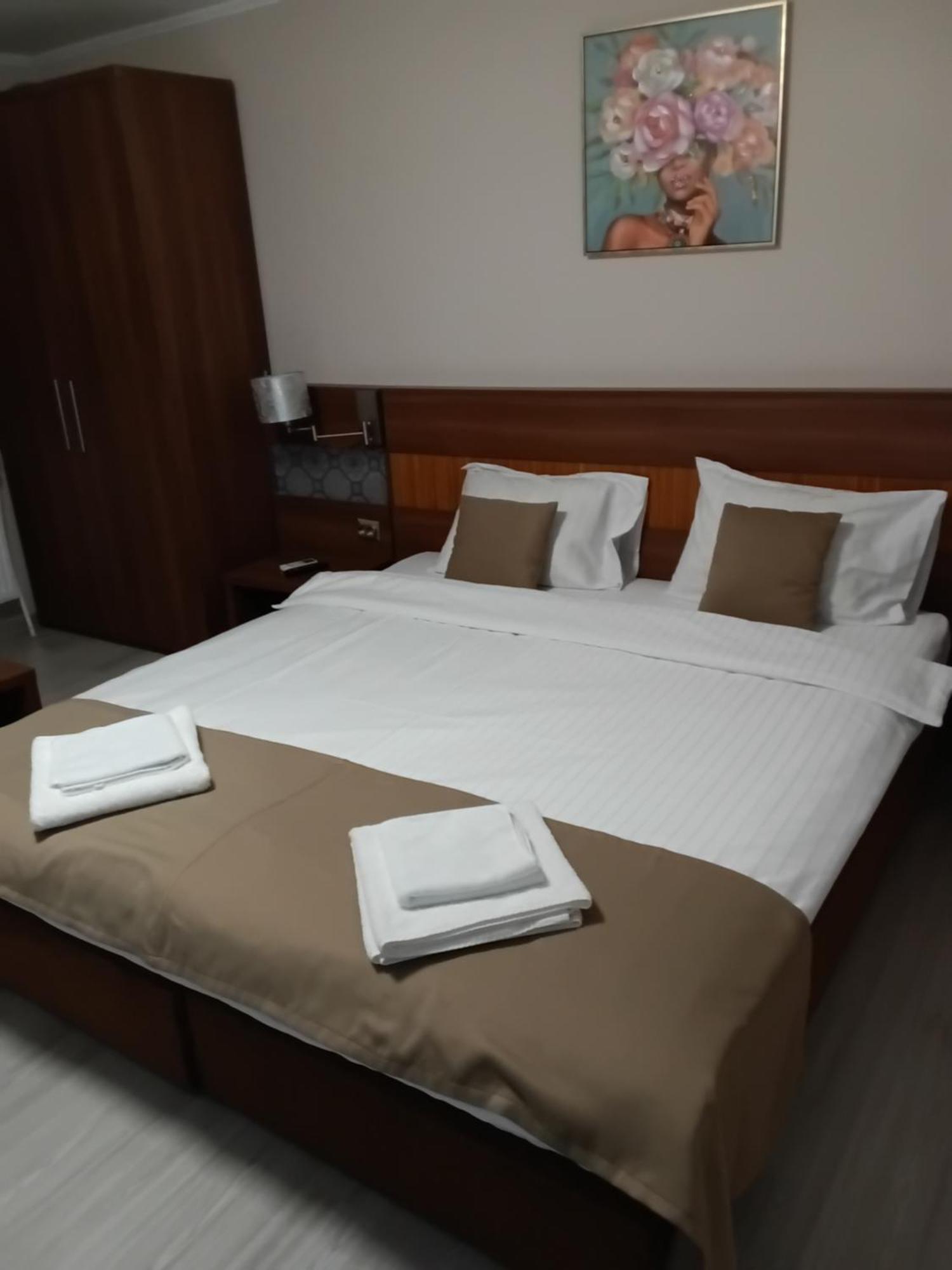 Aura'S West Accommodation Private Parking In Front Yard Bukares Bagian luar foto